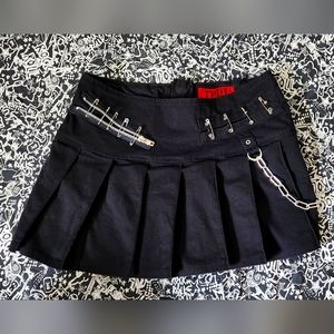 Tripp NYC small black pleated miniskirt with chain